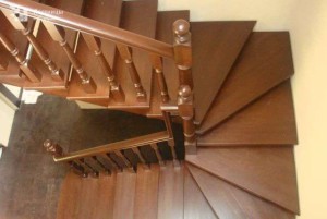 Косоуры для лестниц: что это такое и какой тип выбрать?
