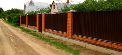 Забор из кирпича и профнастила